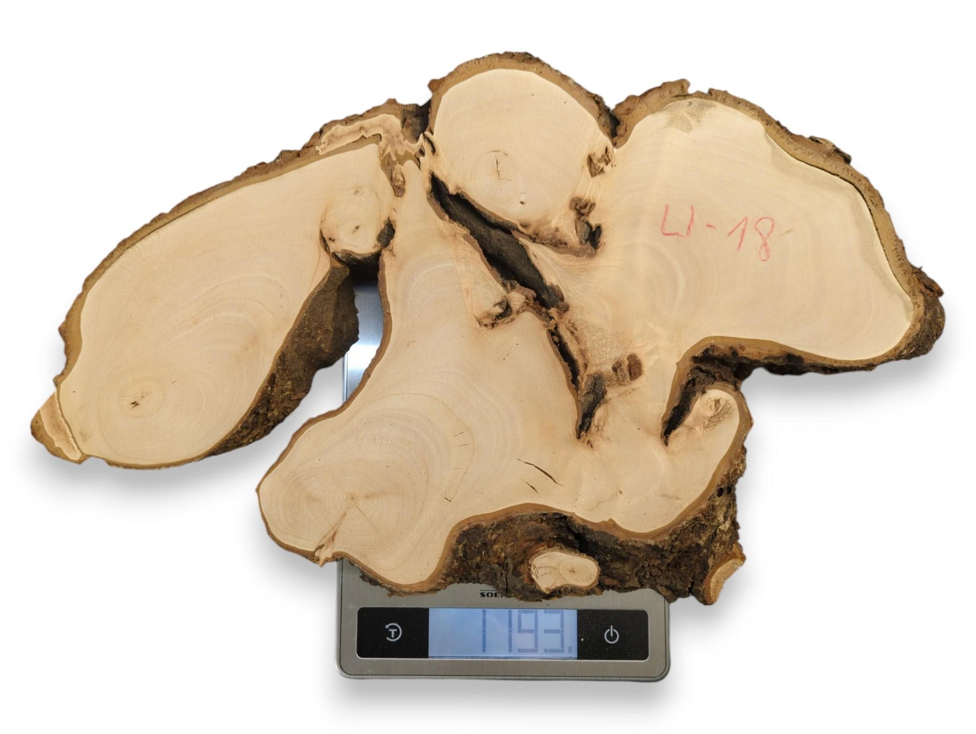Pale, irregular linden wood slice with dark bark, red 'LI-18' text, on a digital scale showing '1793'.
