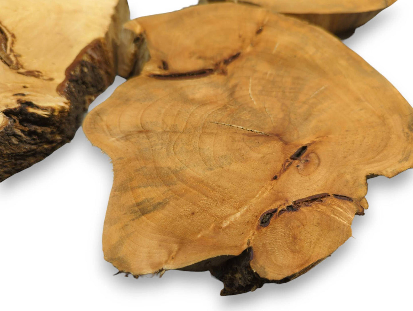 Linden wood slices, irregular and planed, show light brown surfaces with visible grain, knots, and bark.